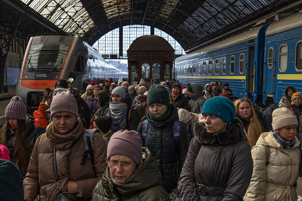 -Des passagers quittent la gare après avoir débarqué des trains de l'est le 11 mars 2022 à Lviv, Ukraine. Photo de Dan Kitwood/Getty Images.