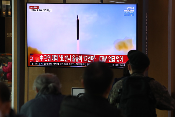 Les gens regardent une télévision à la gare de Séoul montrant le lancement de missile nord-coréen le 24 mars 2022 à Séoul, Corée du Sud.  Photo de Chung Sung-Jun/Getty Images.