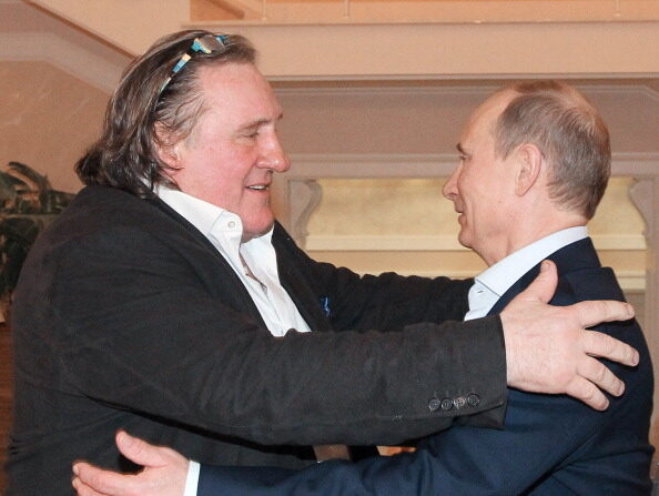 Vladimir Poutine et Gérard Depardieu dans la résidence du président russe à Sochi le 5 janvier 2013. (Photo : MIKHAIL KLIMENTYEV/AFP via Getty Images)