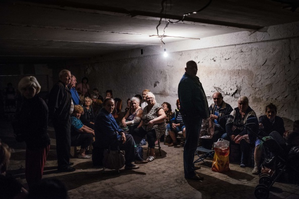 Image d'illustration : des civils dans un bunker en Ukraine. (DIMITAR DILKOFF/AFP via Getty Images)