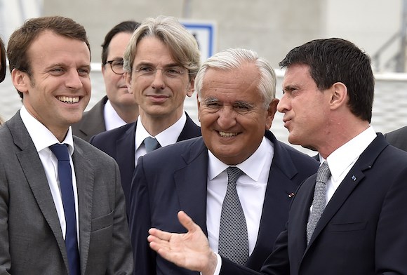 Manuel Valls, Emmanuel Macron et Jean-Pierre Raffarin en 2015. (Photo :  PASCAL PAVANI/AFP via Getty Images)