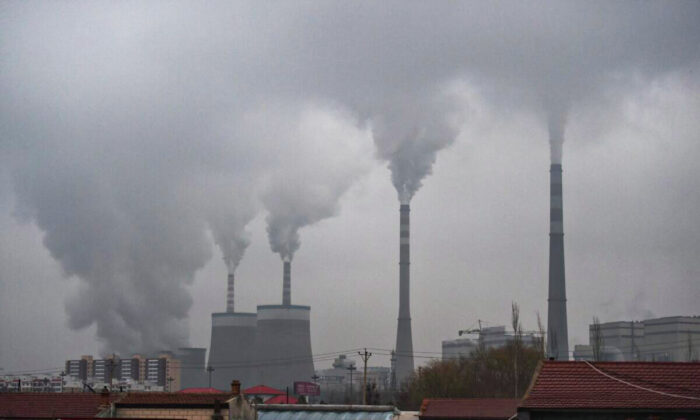 Dégagement de fumée d'une centrale électrique alimentée au charbon près de Datong, dans la province chinoise du Shanxi (nord), le 19 novembre 2015. (Greg Baker/AFP via Getty Images) 