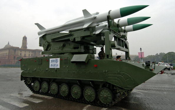 Un char indien équipé de missiles surface-air Akash manœuvre devant Vijay Chowk sur Rajpath à New Delhi en Inde. (Photo : PRAKASH SINGH/AFP via Getty Images)