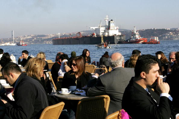 -Depuis un café, sur le Bosphore à Istanbul. Photo MUSTAFA OZER/AFP via Getty Images.