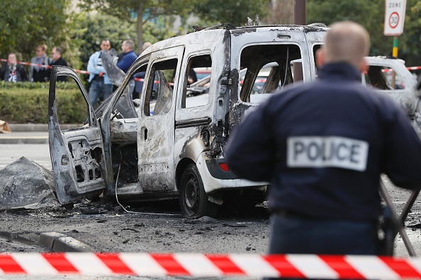 Viry-Chatillon, le 8 octobre 2016. Des policiers dans leur voiture de patrouille ont été attaqués par des individus qui ont lancé des cocktails Molotov, faisant deux blessés parmi les agents.  (Photo : THOMAS SAMSON/AFP via Getty Images)