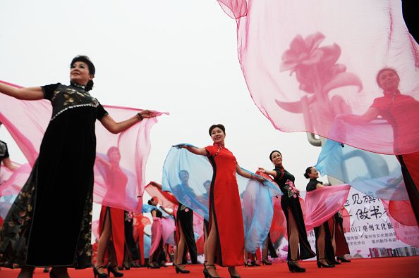 -Plus de 500 femmes ont participé à un spectacle Qipao à Bozhou pour accueillir la prochaine Journée internationale de la femme. Photo de VCG/VCG via Getty Images.