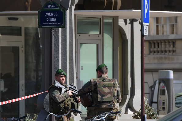 Des soldats de l'armée française à Paris.      (Photo : CHRISTOPHE ARCHAMBAULT/AFP via Getty Images)