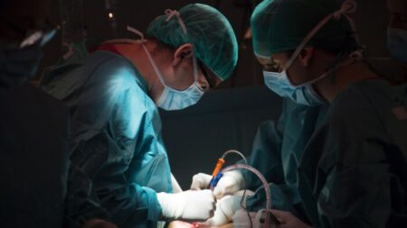 Une « atrocité sans précédent » : la communauté internationale exhortée à criminaliser le prélèvement forcé d’organes