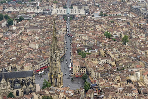 Vue aérienne de l'église Saint-Michel dans le centre-ville de Bordeaux, dans le sud-ouest de la France. (NICOLAS TUCAT/AFP via Getty Images)
