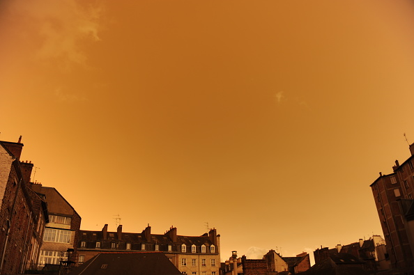 Rennes. Vue des toits et du ciel jaune-ocre en raison du sable du Sahara.  (MARIE DUFAY/AFP via Getty Images)