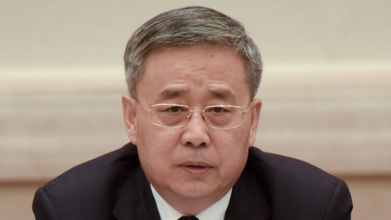 Le président de la Commission de régulation bancaire de Chine Guo Shuqing lors d’une conférence de presse au Grand hall du peuple le 19 octobre 2017 à Pékin. (Photo par Etienne Oliveau/Getty Images)