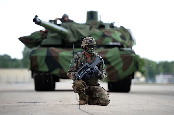 Un soldat du 12e Régiment de Cuirassiers (12e RC) pose devant un char Leclerc à Olivet, près d'Orléans. (GUILLAUME SOUVANT/AFP via Getty Images)