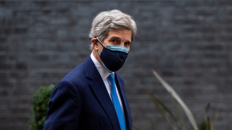 L'envoyé spécial du président américain pour le climat, John Kerry, quitte le 10 Downing Street à Londres, le 8 décembre 2021. (Chris J Ratcliffe/Getty Images)