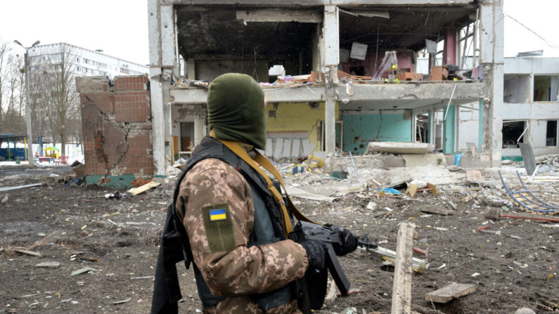 Un soldat ukrainien face aux dégradations liées aux bombardements de Kharviv, la deuxième ville d'Ukraine,  le 8 mars 2022. (Sergey Bobok/AFP via Getty Images)