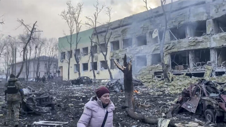 Cette image tirée d'une vidéo fournie par le conseil municipal de Marioupol montre les ruines de l'hôpital de Marioupol après une attaque le mercredi 9 mars 2022. Le président Volodymyr Zelensky a écrit sur Twitter qu'il y avait "des gens, des enfants sous les décombres et a qualifié l'attaque d'"atrocité".