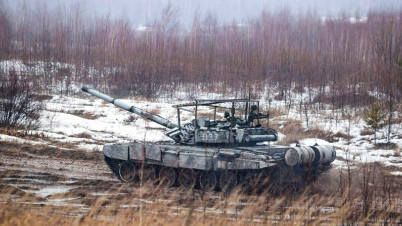 Un char se déplace le long d'un champ lors d'exercices conjoints des forces armées de la Russie et de la Biélorussie près de Minsk, le 17 février 2022. (Maxim Guchek/BELTA/AFP via Getty Images)