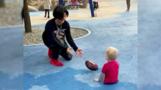 L’adorable moment où un adolescent invite un bambin sans jambes à participer à son jeu de balle