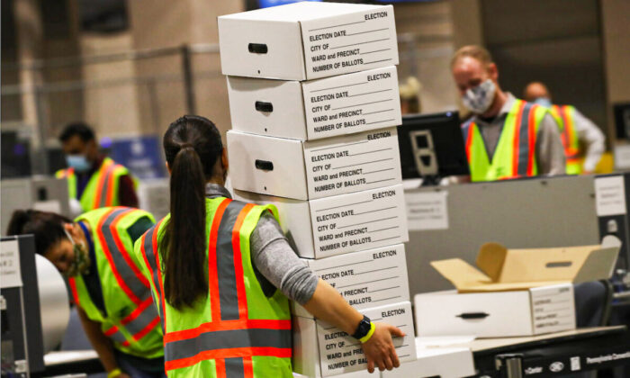 Des travailleurs électoraux comptent les bulletins de vote à Philadelphie, en Pennsylvanie, le 4 novembre 2020. (Spencer Platt/Getty Images)