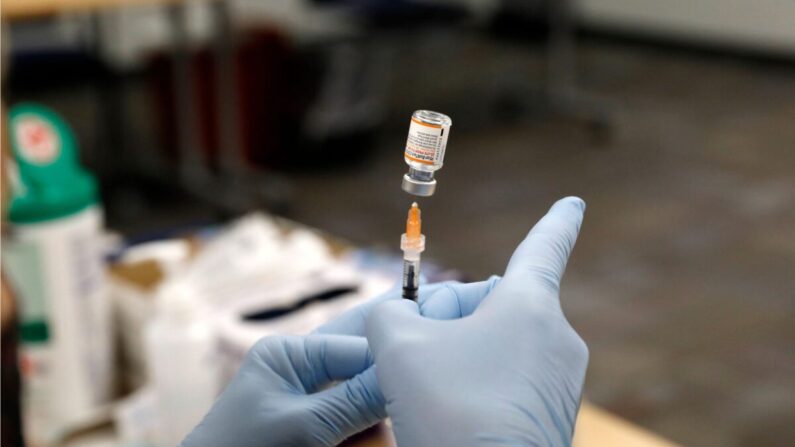 Une infirmière prépare le vaccin Pfizer Covid-19 à Southfield, Michigan, le 5 novembre 2021. (Jeff Kowalsky/AFP via Getty Images)