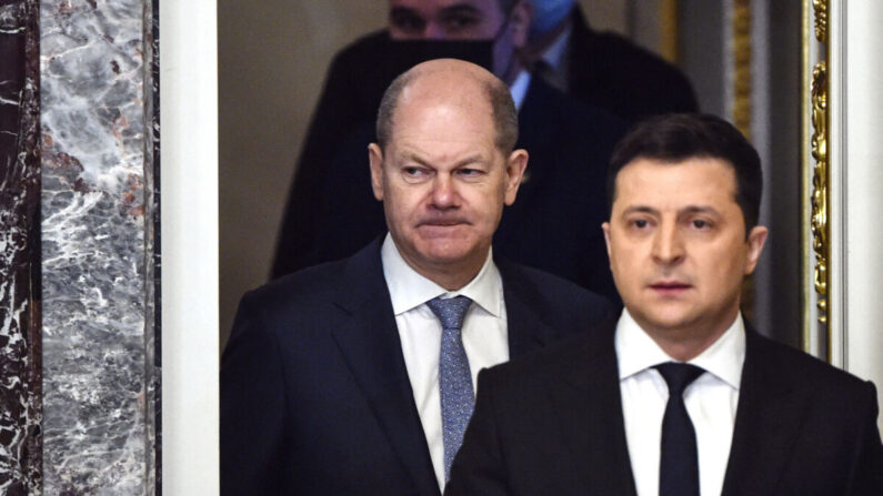 Le chancelier allemand Olaf Scholz (à gauche) et le président ukrainien Volodymyr Zelensky arrivent pour tenir une conférence de presse conjointe à Kiev, le 14 février 2022. (Sergei Supinsky/AFP via Getty Images)
