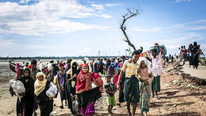 Des réfugiés rohingyas se frayent un chemin le long d'une plage après être arrivés en bateau à Shah Porir Dip, au Bangladesh, le 14 septembre 2017. (Allison Joyce/Getty Images) 