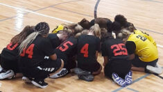 Deux équipes adverses de jeunes basketteuses prient ensemble pour le grand-père d’une joueuse faisant un malaise pendant le match