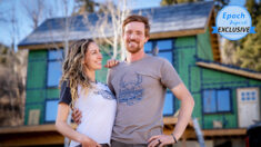 Après trois ans à vivre dans leur fourgonnette autonome, un couple achète un terrain et construit sa maison de rêve dans les montagnes