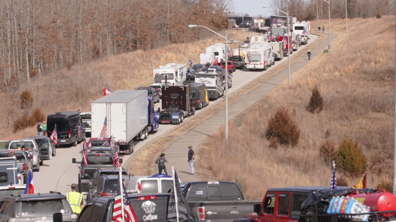Des camions et des véhicules du Convoi du peuple se dirigent vers une autoroute du Missouri, le 28 février 2022. (Enrico Trigoso/Epoch Times)