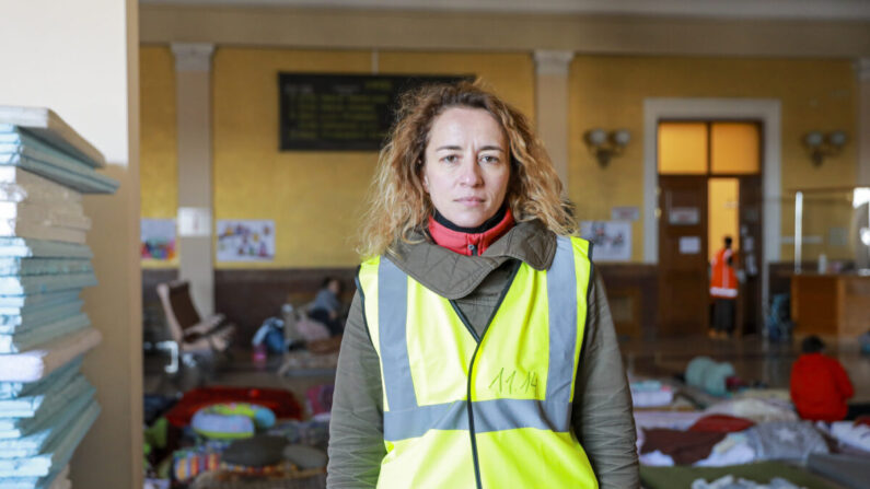 Anna Pryimenko, bénévole, attend dans une salle pour mères et enfants réfugiés à la gare de Lviv, en Ukraine, le 18 mars 2022. (Charlotte Cuthbertson/Epoch Times)