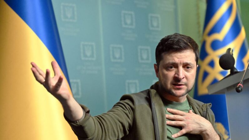 Le président ukrainien Zelensky a appelé samedi 12 mars Emmanuel Macron et le chancelier allemand Olaf Scholz, à aider à faire libérer le maire de la ville ukrainienne de Melitopol. (Sergei Supinsky/AFP via Getty Images)