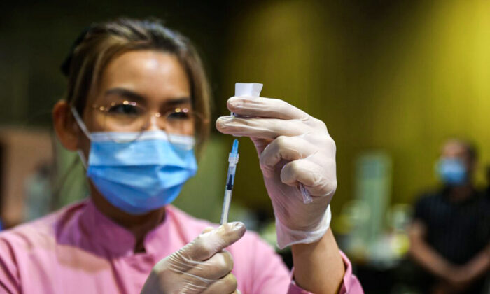 Un travailleur de la santé prépare une dose de vaccin Covid-19 à Doha, au Qatar, dans une image d'archive. (Karim Jaafar/AFP via Getty Images)