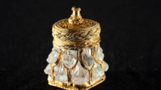 Des chercheurs écossais découvrent une jarre en cristal ressemblant à une relique, avec une inscription en or, provenant d’un trésor datant de l’époque viking