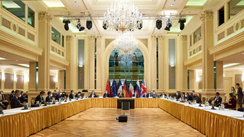 Des représentants de l'Union européenne, de l'Iran et d'autres pays participent aux négociations sur le nucléaire iranien au Grand Hôtel de Vienne (Autriche), le 6 avril 2021. Des représentants des États-Unis, de l'Iran, de l'Union européenne, de la Russie, de la Chine et d'autres participants au plan d'action global conjoint (JCPOA) initial se réunissent directement et indirectement pour envisager une éventuelle relance du plan. (Délégation de l'UE à Vienne via Getty Images)