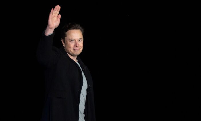 Elon Musk lors d'une conférence de presse dans les installations Starbase de SpaceX, près du village de Boca Chica, dans le sud du Texas, le 10 février 2022. (Jim Watson/AFP via Getty Images)