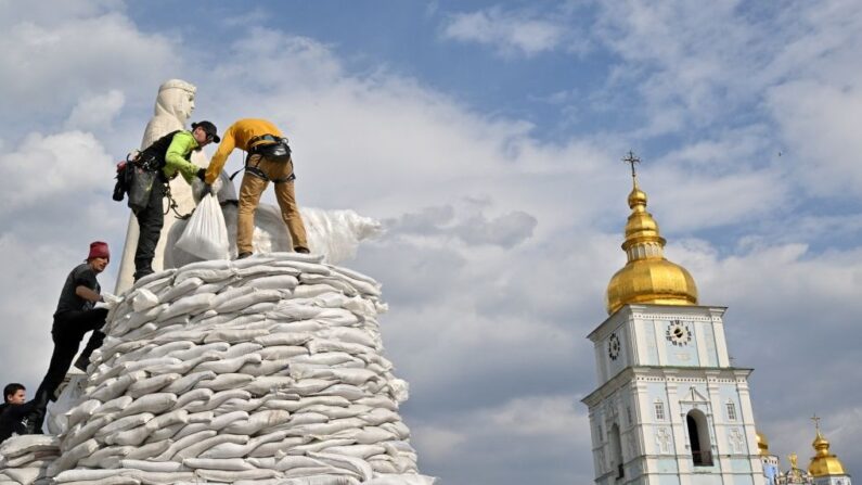 Des volontaires assemblent des sacs de sable pour couvrir et protéger le Monument à la Princesse Olga, le 29 mars 2022, à Kiev. (Photo par Sergei SUPINSKY / AFP) (Photo par SERGEI SUPINSKY/AFP via Getty Images)