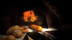 Dans son four à bois datant de Louis XV, ce boulanger bordelais cuit son pain dans le plus grand respect des traditions