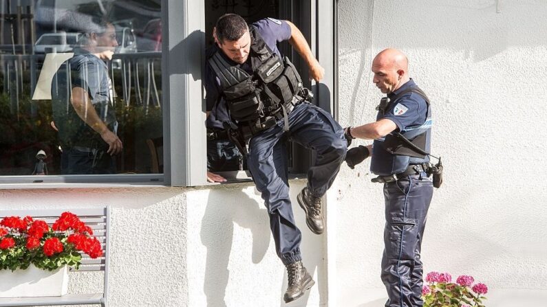 Illustration : Des policiers interviennent dans une maison après une tentative de cambriolage,  (PHILIPPE HUGUEN/AFP via Getty Images)