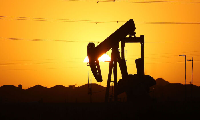 Un pousse-pompe se trouve à la périphérie de la ville à l'aube dans le champ pétrolier du bassin Permien, dans la ville pétrolière de Midland, au Texas, le 21 janvier 2016. (Spencer Platt/Getty Images)