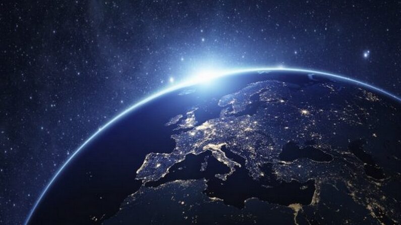 La planète Terre vue depuis l'espace la nuit (NASA).
