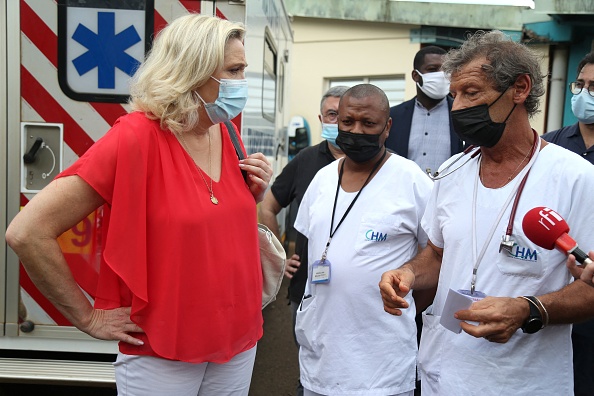 Marine Le Pen s’entretient avec des membres du centre hospitalier de Kahani pendant un déplacement à Mayotte le 17 décembre 2021. Crédit : ALI AL-DAHER/AFP via Getty Images.