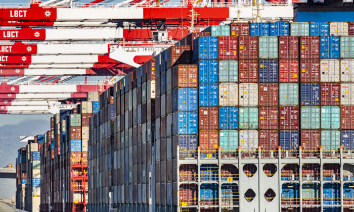 Des cargaisons attendent en tattentes d'être déchargées des porte-conteneurs dans le port de Long Beach, en Californie, le 11 janvier 2022. (John Fredricks/The Epoch Times)