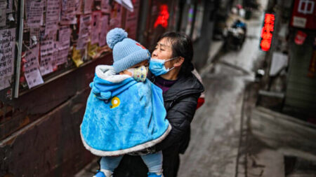 Confinement à Shanghai : les séparations forcées parents-enfants provoquent la colère des habitants