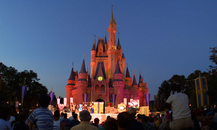 Le public regarde un spectacle devant le château de Cendrillon au Magic Kingdom de Disney World le 11 novembre 2001 à Orlando, en Floride. (Photo par Joe Raedle/Getty Images)