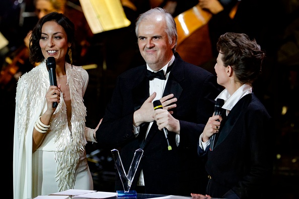 -Le pianiste américain Nicholas Angelich reçoit un trophée lors de la cérémonie de remise des prix "Victoire de la musique classique". Photo de Geoffroy VAN DER HASSELT / AFP via Getty Images.