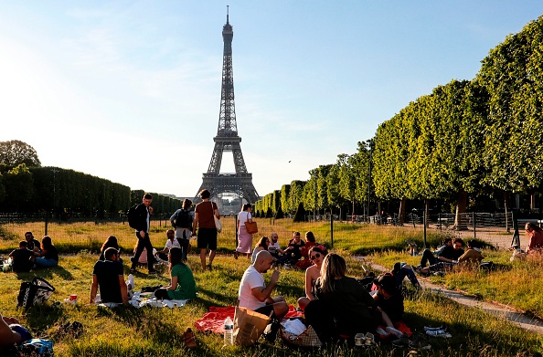 Vue sur la tour Eiffel depuis le Champs-de-Mars.
(Photo by LUDOVIC MARIN/AFP via Getty Images)