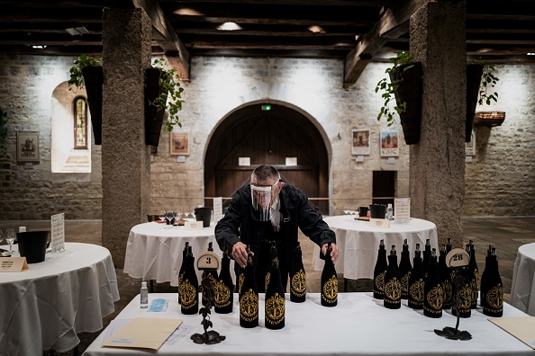 -Un homme, prépare la 105e dégustation de la confrérie des Chevaliers du Tastevin au Château du Clos de Vougeot, le 29 mai 2020 à Vougeot. Photo de JEFF PACHOUD/AFP via Getty Images.