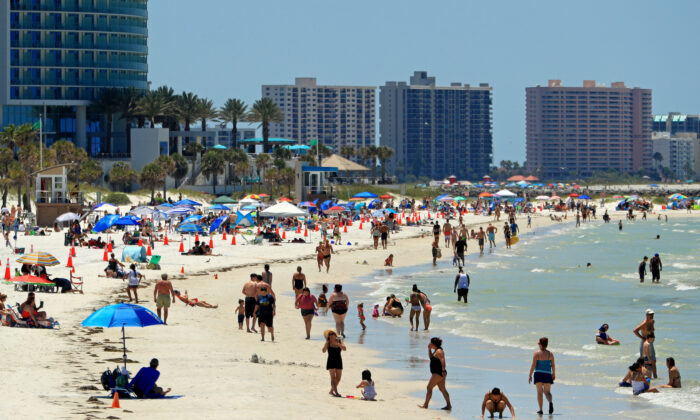 Les gens vus à la plage de Clearwater, en Floride, après que Ron DeSantis, le gouverneur de cet État américain, a ouvert les plages au public, le 4 mai 2020. (Mike Ehrmann/Getty Images)