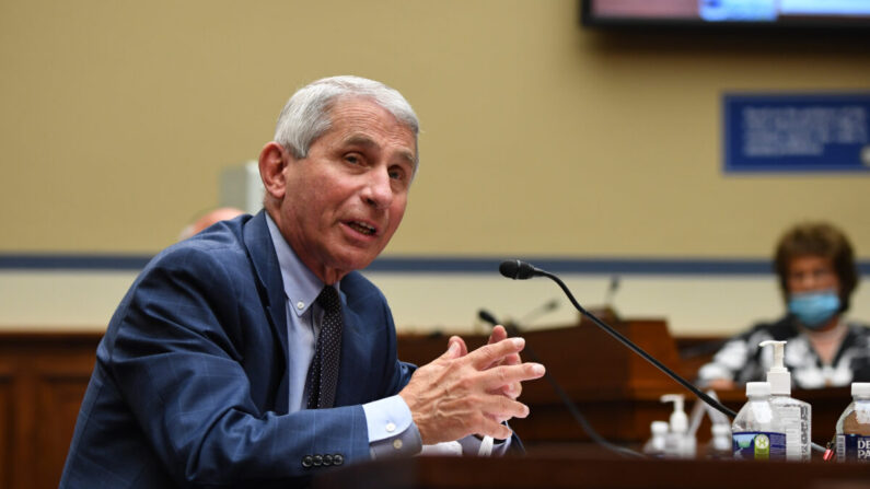 
Le Dr Anthony Fauci, directeur de l'Institut national des allergies et des maladies infectieuses, témoigne lors d'une audition de la Chambre des représentants à Washington le 31 juillet 2020. (Kevin Dietsch-Pool/Getty Images)