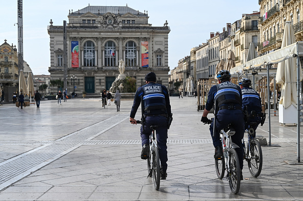 Des policiers patrouillent à vélo dans les rues de Montpellier. (PASCAL GUYOT/AFP via Getty Images)