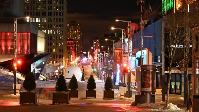 La rue Sainte-Catherine, une des principales artères commerciales de Montréal, est déserte quelques instants après l'entrée en vigueur du couvre-feu de 20 heures à 5 heures du matin à Montréal, au Canada, le 9 janvier 2021. (Photo par ERIC THOMAS/AFP via Getty Images)